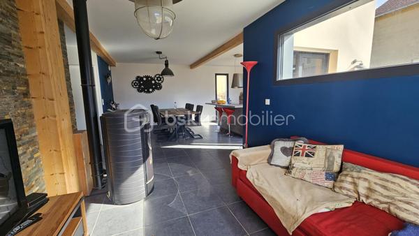 Située à la Roche des Arnauds 10 mn Gap 
Venez visiter sans tarder cette belle maison contemporaine de 116 m² habitables , achevée en 2018 , située dans un quartier calme et recherché du village de la Roche des Arnauds , proche de toutes commodités . 
Achevée en 2018 la maison bénéficie de tout le confort moderne , au calme , avec vue dégagée . 
En RDC une belle pièce de vie avec cuisine équipée , îlot central , coin salon avec poêle à granulé , un cellier buanderie ainsi que des WC . 
Sur ce plain pied vous trouverez également une chambre parentale , avec dressing et salle de bain douche . 
A l'étage 3 belles chambres , dont 2 avec grands placards et une autre avec espace dressing à aménager , une salle de bain avec baignoire et double vasque ainsi que des WC . 
Le bien est complété par un grand jardin d'environ 1100 m² , le jardin reste à aménager et à clôturer , clôture , ainsi que le portail avec motorisation fournis par les propriétaires . Il est exposé Sud Ouest , qui permet de bénéficier du soleil toute la journée et de superbes coucher de soleil le soir . 
La maison est très lumineuse et bénéficie d'une triple exposition . 
Fenêtres double vitrage PVC , volets roulants , chauffage poêle à granulé et radiateurs électrique pour les chambres . 
Aux normes RT 2012 , la maison est peu couteuse au niveau énergie . 
Taxe foncière 1700 euros . 
A visiter au plus vite !!