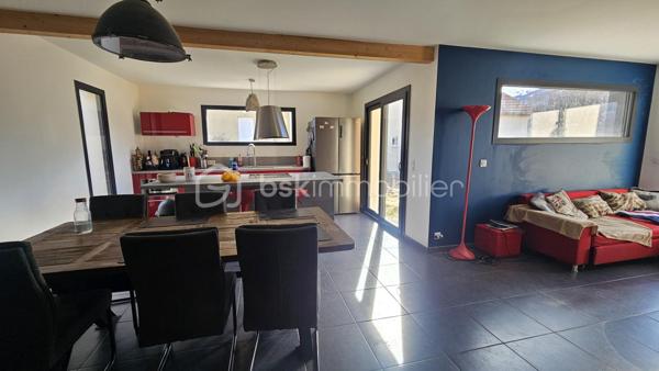 Située à la Roche des Arnauds 10 mn Gap 
Venez visiter sans tarder cette belle maison contemporaine de 116 m² habitables , achevée en 2018 , située dans un quartier calme et recherché du village de la Roche des Arnauds , proche de toutes commodités . 
Achevée en 2018 la maison bénéficie de tout le confort moderne , au calme , avec vue dégagée . 
En RDC une belle pièce de vie avec cuisine équipée , îlot central , coin salon avec poêle à granulé , un cellier buanderie ainsi que des WC . 
Sur ce plain pied vous trouverez également une chambre parentale , avec dressing et salle de bain douche . 
A l'étage 3 belles chambres , dont 2 avec grands placards et une autre avec espace dressing à aménager , une salle de bain avec baignoire et double vasque ainsi que des WC . 
Le bien est complété par un grand jardin d'environ 1100 m² , le jardin reste à aménager et à clôturer , clôture , ainsi que le portail avec motorisation fournis par les propriétaires . Il est exposé Sud Ouest , qui permet de bénéficier du soleil toute la journée et de superbes coucher de soleil le soir . 
La maison est très lumineuse et bénéficie d'une triple exposition . 
Fenêtres double vitrage PVC , volets roulants , chauffage poêle à granulé et radiateurs électrique pour les chambres . 
Aux normes RT 2012 , la maison est peu couteuse au niveau énergie . 
Taxe foncière 1700 euros . 
A visiter au plus vite !!