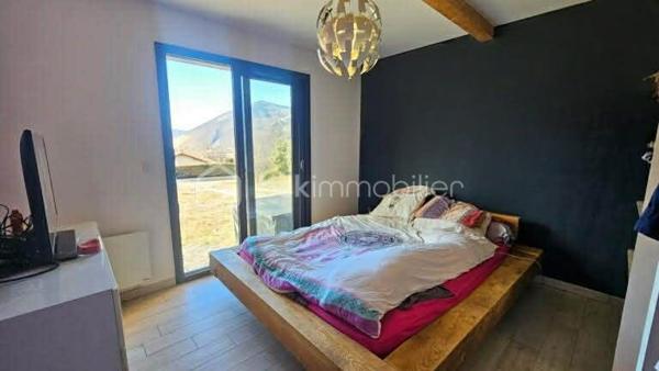 Située à la Roche des Arnauds 10 mn Gap 
Venez visiter sans tarder cette belle maison contemporaine de 116 m² habitables , achevée en 2018 , située dans un quartier calme et recherché du village de la Roche des Arnauds , proche de toutes commodités . 
Achevée en 2018 la maison bénéficie de tout le confort moderne , au calme , avec vue dégagée . 
En RDC une belle pièce de vie avec cuisine équipée , îlot central , coin salon avec poêle à granulé , un cellier buanderie ainsi que des WC . 
Sur ce plain pied vous trouverez également une chambre parentale , avec dressing et salle de bain douche . 
A l'étage 3 belles chambres , dont 2 avec grands placards et une autre avec espace dressing à aménager , une salle de bain avec baignoire et double vasque ainsi que des WC . 
Le bien est complété par un grand jardin d'environ 1100 m² , le jardin reste à aménager et à clôturer , clôture , ainsi que le portail avec motorisation fournis par les propriétaires . Il est exposé Sud Ouest , qui permet de bénéficier du soleil toute la journée et de superbes coucher de soleil le soir . 
La maison est très lumineuse et bénéficie d'une triple exposition . 
Fenêtres double vitrage PVC , volets roulants , chauffage poêle à granulé et radiateurs électrique pour les chambres . 
Aux normes RT 2012 , la maison est peu couteuse au niveau énergie . 
Taxe foncière 1700 euros . 
A visiter au plus vite !!