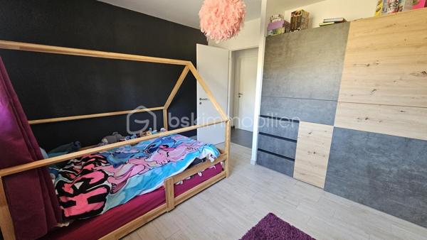 Située à la Roche des Arnauds 10 mn Gap 
Venez visiter sans tarder cette belle maison contemporaine de 116 m² habitables , achevée en 2018 , située dans un quartier calme et recherché du village de la Roche des Arnauds , proche de toutes commodités . 
Achevée en 2018 la maison bénéficie de tout le confort moderne , au calme , avec vue dégagée . 
En RDC une belle pièce de vie avec cuisine équipée , îlot central , coin salon avec poêle à granulé , un cellier buanderie ainsi que des WC . 
Sur ce plain pied vous trouverez également une chambre parentale , avec dressing et salle de bain douche . 
A l'étage 3 belles chambres , dont 2 avec grands placards et une autre avec espace dressing à aménager , une salle de bain avec baignoire et double vasque ainsi que des WC . 
Le bien est complété par un grand jardin d'environ 1100 m² , le jardin reste à aménager et à clôturer , clôture , ainsi que le portail avec motorisation fournis par les propriétaires . Il est exposé Sud Ouest , qui permet de bénéficier du soleil toute la journée et de superbes coucher de soleil le soir . 
La maison est très lumineuse et bénéficie d'une triple exposition . 
Fenêtres double vitrage PVC , volets roulants , chauffage poêle à granulé et radiateurs électrique pour les chambres . 
Aux normes RT 2012 , la maison est peu couteuse au niveau énergie . 
Taxe foncière 1700 euros . 
A visiter au plus vite !!