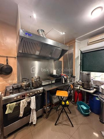 DROIT AU BAIL / FONDS DE COMMERCE SNACK – EMPLACEMENT EXCEPTIONNEL À NICE

Idéalement situé à seulement 50 mètres de la mer, à proximité immédiate de la Promenade des Anglais et du quartier Gambetta, ce snack restaurant bénéficie d’un emplacement stratégique avec un fort passage piéton et touristique.

Local commercial d’environ 31,40 m², entièrement exploitable pour une activité de restauration sur place et à emporter.

Caractéristiques :
Surface : 31,40 m² environ
Activité : Snack – restauration sur place et à emporter
Emplacement premium proche plage et commerces
Quartier dynamique et recherché
Faible loyer : 850 € / mois
Charges : 100 € / mois

Parfait pour une première affaire ou un professionnel souhaitant développer une activité de restauration rapide dans un secteur très fréquenté.

Belle opportunité à saisir rapidement !

Pour plus d’informations ou organiser une visite, contactez-moi.