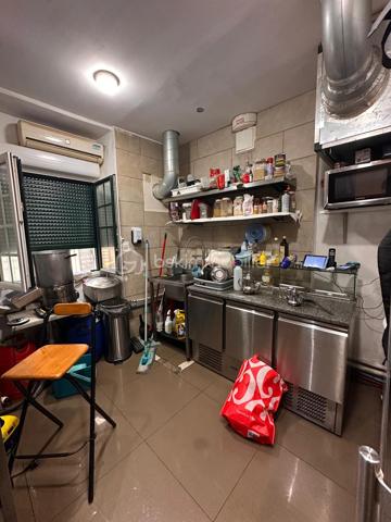 DROIT AU BAIL / FONDS DE COMMERCE SNACK – EMPLACEMENT EXCEPTIONNEL À NICE

Idéalement situé à seulement 50 mètres de la mer, à proximité immédiate de la Promenade des Anglais et du quartier Gambetta, ce snack restaurant bénéficie d’un emplacement stratégique avec un fort passage piéton et touristique.

Local commercial d’environ 31,40 m², entièrement exploitable pour une activité de restauration sur place et à emporter.

Caractéristiques :
Surface : 31,40 m² environ
Activité : Snack – restauration sur place et à emporter
Emplacement premium proche plage et commerces
Quartier dynamique et recherché
Faible loyer : 850 € / mois
Charges : 100 € / mois

Parfait pour une première affaire ou un professionnel souhaitant développer une activité de restauration rapide dans un secteur très fréquenté.

Belle opportunité à saisir rapidement !

Pour plus d’informations ou organiser une visite, contactez-moi.