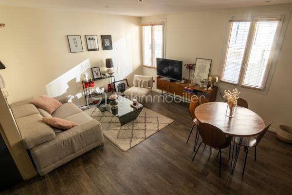 Situé au deuxième et dernier étage d'une petite copropriété, ce charmant duplex climatisé offre de beaux volumes avec une surface au sol de 83m² (68 m² loi Carrez) et séduira par son agencement fonctionnel et son atmosphère chaleureuse.

Au premier niveau, vous découvrirez une entrée ouvrant sur un agréable séjour avec cuisine ouverte, meublée et entièrement équipée. Cet espace de vie lumineux est complété par une chambre, une salle d'eau, un WC indépendant ainsi qu'une loggia idéale pour profiter d'un espace extérieur supplémentaire.

À l'étage, l'espace nuit se compose de deux chambres, dont une avec placard de rangement intégré, ainsi qu'une seconde salle d'eau avec wc.

Les prestations comprennent :

Climatisation
Double vitrage
Cuisine meublée et équipée
Loggia
Faibles charges de copropriété : seulement 35 € par mois

Ce duplex est idéal pour une famille, un premier achat ou un investissement locatif.

Pour plus d'informations ou organiser une visite, n'hésitez pas à me contacter.