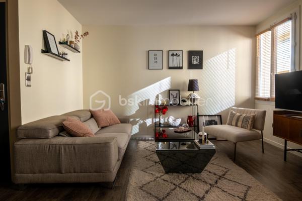 Situé au deuxième et dernier étage d'une petite copropriété, ce charmant duplex climatisé offre de beaux volumes avec une surface au sol de 83m² (68 m² loi Carrez) et séduira par son agencement fonctionnel et son atmosphère chaleureuse.

Au premier niveau, vous découvrirez une entrée ouvrant sur un agréable séjour avec cuisine ouverte, meublée et entièrement équipée. Cet espace de vie lumineux est complété par une chambre, une salle d'eau, un WC indépendant ainsi qu'une loggia idéale pour profiter d'un espace extérieur supplémentaire.

À l'étage, l'espace nuit se compose de deux chambres, dont une avec placard de rangement intégré, ainsi qu'une seconde salle d'eau avec wc.

Les prestations comprennent :

Climatisation
Double vitrage
Cuisine meublée et équipée
Loggia
Faibles charges de copropriété : seulement 35 € par mois

Ce duplex est idéal pour une famille, un premier achat ou un investissement locatif.

Pour plus d'informations ou organiser une visite, n'hésitez pas à me contacter.