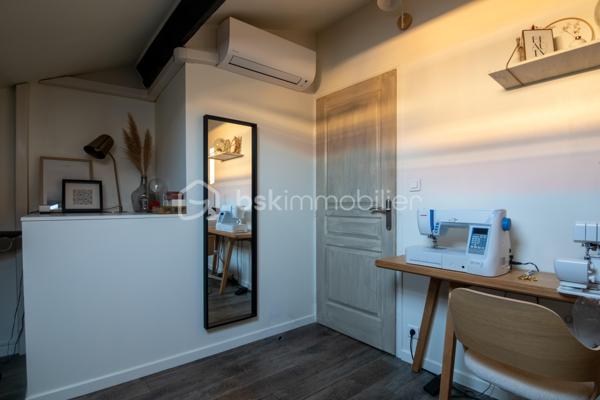 Situé au deuxième et dernier étage d'une petite copropriété, ce charmant duplex climatisé offre de beaux volumes avec une surface au sol de 83m² (68 m² loi Carrez) et séduira par son agencement fonctionnel et son atmosphère chaleureuse.

Au premier niveau, vous découvrirez une entrée ouvrant sur un agréable séjour avec cuisine ouverte, meublée et entièrement équipée. Cet espace de vie lumineux est complété par une chambre, une salle d'eau, un WC indépendant ainsi qu'une loggia idéale pour profiter d'un espace extérieur supplémentaire.

À l'étage, l'espace nuit se compose de deux chambres, dont une avec placard de rangement intégré, ainsi qu'une seconde salle d'eau avec wc.

Les prestations comprennent :

Climatisation
Double vitrage
Cuisine meublée et équipée
Loggia
Faibles charges de copropriété : seulement 35 € par mois

Ce duplex est idéal pour une famille, un premier achat ou un investissement locatif.

Pour plus d'informations ou organiser une visite, n'hésitez pas à me contacter.