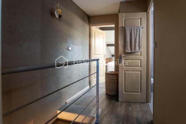 Situé au deuxième et dernier étage d'une petite copropriété, ce charmant duplex climatisé offre de beaux volumes avec une surface au sol de 83m² (68 m² loi Carrez) et séduira par son agencement fonctionnel et son atmosphère chaleureuse.

Au premier niveau, vous découvrirez une entrée ouvrant sur un agréable séjour avec cuisine ouverte, meublée et entièrement équipée. Cet espace de vie lumineux est complété par une chambre, une salle d'eau, un WC indépendant ainsi qu'une loggia idéale pour profiter d'un espace extérieur supplémentaire.

À l'étage, l'espace nuit se compose de deux chambres, dont une avec placard de rangement intégré, ainsi qu'une seconde salle d'eau avec wc.

Les prestations comprennent :

Climatisation
Double vitrage
Cuisine meublée et équipée
Loggia
Faibles charges de copropriété : seulement 35 € par mois

Ce duplex est idéal pour une famille, un premier achat ou un investissement locatif.

Pour plus d'informations ou organiser une visite, n'hésitez pas à me contacter.