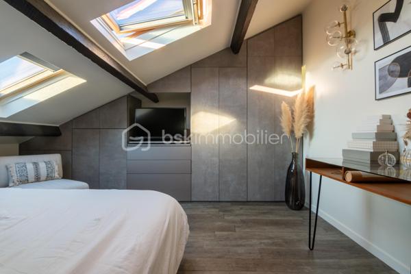 Situé au deuxième et dernier étage d'une petite copropriété, ce charmant duplex climatisé offre de beaux volumes avec une surface au sol de 83m² (68 m² loi Carrez) et séduira par son agencement fonctionnel et son atmosphère chaleureuse.

Au premier niveau, vous découvrirez une entrée ouvrant sur un agréable séjour avec cuisine ouverte, meublée et entièrement équipée. Cet espace de vie lumineux est complété par une chambre, une salle d'eau, un WC indépendant ainsi qu'une loggia idéale pour profiter d'un espace extérieur supplémentaire.

À l'étage, l'espace nuit se compose de deux chambres, dont une avec placard de rangement intégré, ainsi qu'une seconde salle d'eau avec wc.

Les prestations comprennent :

Climatisation
Double vitrage
Cuisine meublée et équipée
Loggia
Faibles charges de copropriété : seulement 35 € par mois

Ce duplex est idéal pour une famille, un premier achat ou un investissement locatif.

Pour plus d'informations ou organiser une visite, n'hésitez pas à me contacter.