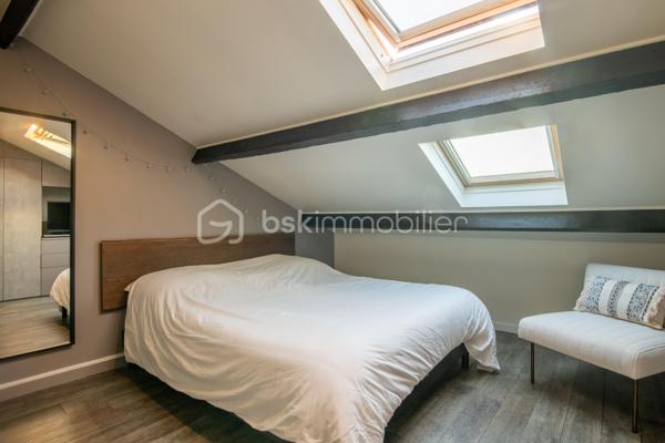 Situé au deuxième et dernier étage d'une petite copropriété, ce charmant duplex climatisé offre de beaux volumes avec une surface au sol de 83m² (68 m² loi Carrez) et séduira par son agencement fonctionnel et son atmosphère chaleureuse.

Au premier niveau, vous découvrirez une entrée ouvrant sur un agréable séjour avec cuisine ouverte, meublée et entièrement équipée. Cet espace de vie lumineux est complété par une chambre, une salle d'eau, un WC indépendant ainsi qu'une loggia idéale pour profiter d'un espace extérieur supplémentaire.

À l'étage, l'espace nuit se compose de deux chambres, dont une avec placard de rangement intégré, ainsi qu'une seconde salle d'eau avec wc.

Les prestations comprennent :

Climatisation
Double vitrage
Cuisine meublée et équipée
Loggia
Faibles charges de copropriété : seulement 35 € par mois

Ce duplex est idéal pour une famille, un premier achat ou un investissement locatif.

Pour plus d'informations ou organiser une visite, n'hésitez pas à me contacter.