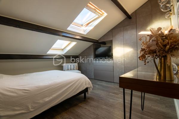 Situé au deuxième et dernier étage d'une petite copropriété, ce charmant duplex climatisé offre de beaux volumes avec une surface au sol de 83m² (68 m² loi Carrez) et séduira par son agencement fonctionnel et son atmosphère chaleureuse.

Au premier niveau, vous découvrirez une entrée ouvrant sur un agréable séjour avec cuisine ouverte, meublée et entièrement équipée. Cet espace de vie lumineux est complété par une chambre, une salle d'eau, un WC indépendant ainsi qu'une loggia idéale pour profiter d'un espace extérieur supplémentaire.

À l'étage, l'espace nuit se compose de deux chambres, dont une avec placard de rangement intégré, ainsi qu'une seconde salle d'eau avec wc.

Les prestations comprennent :

Climatisation
Double vitrage
Cuisine meublée et équipée
Loggia
Faibles charges de copropriété : seulement 35 € par mois

Ce duplex est idéal pour une famille, un premier achat ou un investissement locatif.

Pour plus d'informations ou organiser une visite, n'hésitez pas à me contacter.