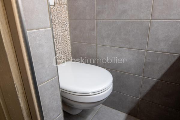 Situé au deuxième et dernier étage d'une petite copropriété, ce charmant duplex climatisé offre de beaux volumes avec une surface au sol de 83m² (68 m² loi Carrez) et séduira par son agencement fonctionnel et son atmosphère chaleureuse.

Au premier niveau, vous découvrirez une entrée ouvrant sur un agréable séjour avec cuisine ouverte, meublée et entièrement équipée. Cet espace de vie lumineux est complété par une chambre, une salle d'eau, un WC indépendant ainsi qu'une loggia idéale pour profiter d'un espace extérieur supplémentaire.

À l'étage, l'espace nuit se compose de deux chambres, dont une avec placard de rangement intégré, ainsi qu'une seconde salle d'eau avec wc.

Les prestations comprennent :

Climatisation
Double vitrage
Cuisine meublée et équipée
Loggia
Faibles charges de copropriété : seulement 35 € par mois

Ce duplex est idéal pour une famille, un premier achat ou un investissement locatif.

Pour plus d'informations ou organiser une visite, n'hésitez pas à me contacter.