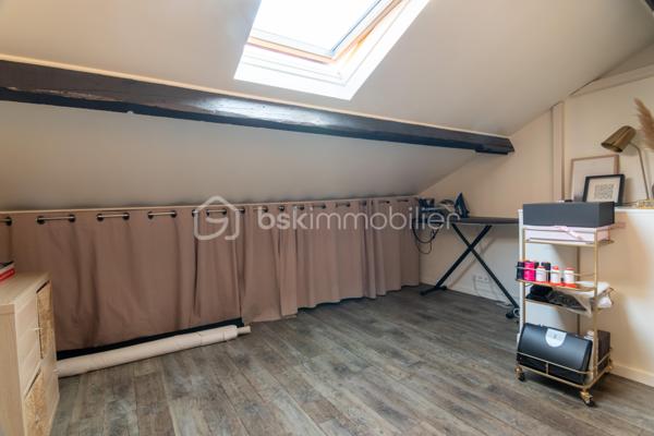 Situé au deuxième et dernier étage d'une petite copropriété, ce charmant duplex climatisé offre de beaux volumes avec une surface au sol de 83m² (68 m² loi Carrez) et séduira par son agencement fonctionnel et son atmosphère chaleureuse.

Au premier niveau, vous découvrirez une entrée ouvrant sur un agréable séjour avec cuisine ouverte, meublée et entièrement équipée. Cet espace de vie lumineux est complété par une chambre, une salle d'eau, un WC indépendant ainsi qu'une loggia idéale pour profiter d'un espace extérieur supplémentaire.

À l'étage, l'espace nuit se compose de deux chambres, dont une avec placard de rangement intégré, ainsi qu'une seconde salle d'eau avec wc.

Les prestations comprennent :

Climatisation
Double vitrage
Cuisine meublée et équipée
Loggia
Faibles charges de copropriété : seulement 35 € par mois

Ce duplex est idéal pour une famille, un premier achat ou un investissement locatif.

Pour plus d'informations ou organiser une visite, n'hésitez pas à me contacter.