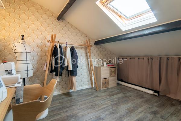 Situé au deuxième et dernier étage d'une petite copropriété, ce charmant duplex climatisé offre de beaux volumes avec une surface au sol de 83m² (68 m² loi Carrez) et séduira par son agencement fonctionnel et son atmosphère chaleureuse.

Au premier niveau, vous découvrirez une entrée ouvrant sur un agréable séjour avec cuisine ouverte, meublée et entièrement équipée. Cet espace de vie lumineux est complété par une chambre, une salle d'eau, un WC indépendant ainsi qu'une loggia idéale pour profiter d'un espace extérieur supplémentaire.

À l'étage, l'espace nuit se compose de deux chambres, dont une avec placard de rangement intégré, ainsi qu'une seconde salle d'eau avec wc.

Les prestations comprennent :

Climatisation
Double vitrage
Cuisine meublée et équipée
Loggia
Faibles charges de copropriété : seulement 35 € par mois

Ce duplex est idéal pour une famille, un premier achat ou un investissement locatif.

Pour plus d'informations ou organiser une visite, n'hésitez pas à me contacter.