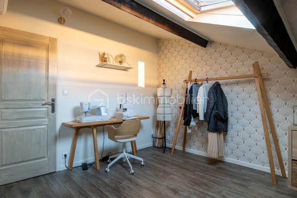 Situé au deuxième et dernier étage d'une petite copropriété, ce charmant duplex climatisé offre de beaux volumes avec une surface au sol de 83m² (68 m² loi Carrez) et séduira par son agencement fonctionnel et son atmosphère chaleureuse.

Au premier niveau, vous découvrirez une entrée ouvrant sur un agréable séjour avec cuisine ouverte, meublée et entièrement équipée. Cet espace de vie lumineux est complété par une chambre, une salle d'eau, un WC indépendant ainsi qu'une loggia idéale pour profiter d'un espace extérieur supplémentaire.

À l'étage, l'espace nuit se compose de deux chambres, dont une avec placard de rangement intégré, ainsi qu'une seconde salle d'eau avec wc.

Les prestations comprennent :

Climatisation
Double vitrage
Cuisine meublée et équipée
Loggia
Faibles charges de copropriété : seulement 35 € par mois

Ce duplex est idéal pour une famille, un premier achat ou un investissement locatif.

Pour plus d'informations ou organiser une visite, n'hésitez pas à me contacter.