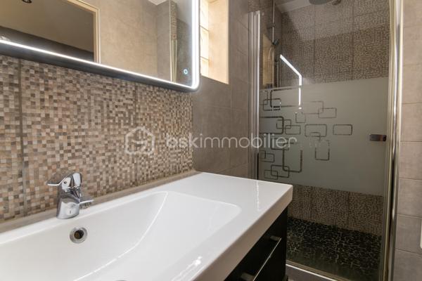 Situé au deuxième et dernier étage d'une petite copropriété, ce charmant duplex climatisé offre de beaux volumes avec une surface au sol de 83m² (68 m² loi Carrez) et séduira par son agencement fonctionnel et son atmosphère chaleureuse.

Au premier niveau, vous découvrirez une entrée ouvrant sur un agréable séjour avec cuisine ouverte, meublée et entièrement équipée. Cet espace de vie lumineux est complété par une chambre, une salle d'eau, un WC indépendant ainsi qu'une loggia idéale pour profiter d'un espace extérieur supplémentaire.

À l'étage, l'espace nuit se compose de deux chambres, dont une avec placard de rangement intégré, ainsi qu'une seconde salle d'eau avec wc.

Les prestations comprennent :

Climatisation
Double vitrage
Cuisine meublée et équipée
Loggia
Faibles charges de copropriété : seulement 35 € par mois

Ce duplex est idéal pour une famille, un premier achat ou un investissement locatif.

Pour plus d'informations ou organiser une visite, n'hésitez pas à me contacter.