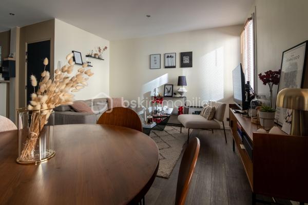 Situé au deuxième et dernier étage d'une petite copropriété, ce charmant duplex climatisé offre de beaux volumes avec une surface au sol de 83m² (68 m² loi Carrez) et séduira par son agencement fonctionnel et son atmosphère chaleureuse.

Au premier niveau, vous découvrirez une entrée ouvrant sur un agréable séjour avec cuisine ouverte, meublée et entièrement équipée. Cet espace de vie lumineux est complété par une chambre, une salle d'eau, un WC indépendant ainsi qu'une loggia idéale pour profiter d'un espace extérieur supplémentaire.

À l'étage, l'espace nuit se compose de deux chambres, dont une avec placard de rangement intégré, ainsi qu'une seconde salle d'eau avec wc.

Les prestations comprennent :

Climatisation
Double vitrage
Cuisine meublée et équipée
Loggia
Faibles charges de copropriété : seulement 35 € par mois

Ce duplex est idéal pour une famille, un premier achat ou un investissement locatif.

Pour plus d'informations ou organiser une visite, n'hésitez pas à me contacter.