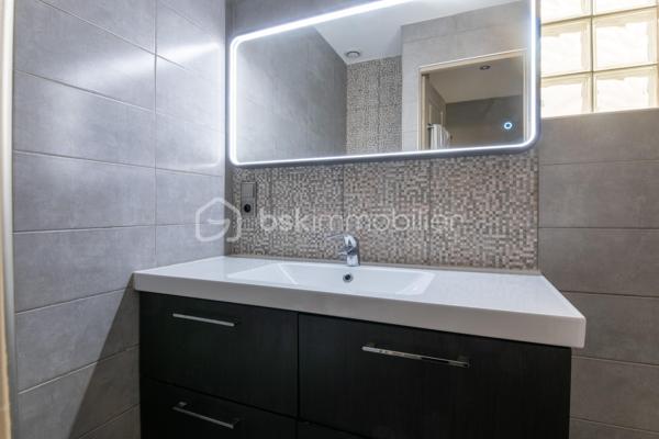 Situé au deuxième et dernier étage d'une petite copropriété, ce charmant duplex climatisé offre de beaux volumes avec une surface au sol de 83m² (68 m² loi Carrez) et séduira par son agencement fonctionnel et son atmosphère chaleureuse.

Au premier niveau, vous découvrirez une entrée ouvrant sur un agréable séjour avec cuisine ouverte, meublée et entièrement équipée. Cet espace de vie lumineux est complété par une chambre, une salle d'eau, un WC indépendant ainsi qu'une loggia idéale pour profiter d'un espace extérieur supplémentaire.

À l'étage, l'espace nuit se compose de deux chambres, dont une avec placard de rangement intégré, ainsi qu'une seconde salle d'eau avec wc.

Les prestations comprennent :

Climatisation
Double vitrage
Cuisine meublée et équipée
Loggia
Faibles charges de copropriété : seulement 35 € par mois

Ce duplex est idéal pour une famille, un premier achat ou un investissement locatif.

Pour plus d'informations ou organiser une visite, n'hésitez pas à me contacter.