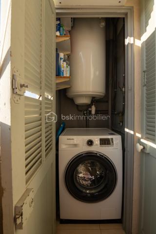 Situé au deuxième et dernier étage d'une petite copropriété, ce charmant duplex climatisé offre de beaux volumes avec une surface au sol de 83m² (68 m² loi Carrez) et séduira par son agencement fonctionnel et son atmosphère chaleureuse.

Au premier niveau, vous découvrirez une entrée ouvrant sur un agréable séjour avec cuisine ouverte, meublée et entièrement équipée. Cet espace de vie lumineux est complété par une chambre, une salle d'eau, un WC indépendant ainsi qu'une loggia idéale pour profiter d'un espace extérieur supplémentaire.

À l'étage, l'espace nuit se compose de deux chambres, dont une avec placard de rangement intégré, ainsi qu'une seconde salle d'eau avec wc.

Les prestations comprennent :

Climatisation
Double vitrage
Cuisine meublée et équipée
Loggia
Faibles charges de copropriété : seulement 35 € par mois

Ce duplex est idéal pour une famille, un premier achat ou un investissement locatif.

Pour plus d'informations ou organiser une visite, n'hésitez pas à me contacter.