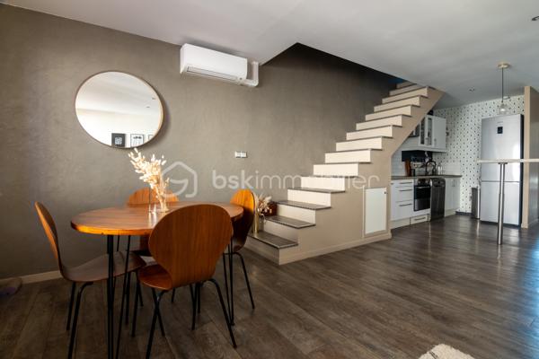 Situé au deuxième et dernier étage d'une petite copropriété, ce charmant duplex climatisé offre de beaux volumes avec une surface au sol de 83m² (68 m² loi Carrez) et séduira par son agencement fonctionnel et son atmosphère chaleureuse.

Au premier niveau, vous découvrirez une entrée ouvrant sur un agréable séjour avec cuisine ouverte, meublée et entièrement équipée. Cet espace de vie lumineux est complété par une chambre, une salle d'eau, un WC indépendant ainsi qu'une loggia idéale pour profiter d'un espace extérieur supplémentaire.

À l'étage, l'espace nuit se compose de deux chambres, dont une avec placard de rangement intégré, ainsi qu'une seconde salle d'eau avec wc.

Les prestations comprennent :

Climatisation
Double vitrage
Cuisine meublée et équipée
Loggia
Faibles charges de copropriété : seulement 35 € par mois

Ce duplex est idéal pour une famille, un premier achat ou un investissement locatif.

Pour plus d'informations ou organiser une visite, n'hésitez pas à me contacter.