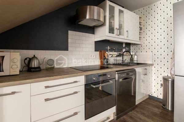 Situé au deuxième et dernier étage d'une petite copropriété, ce charmant duplex climatisé offre de beaux volumes avec une surface au sol de 83m² (68 m² loi Carrez) et séduira par son agencement fonctionnel et son atmosphère chaleureuse.

Au premier niveau, vous découvrirez une entrée ouvrant sur un agréable séjour avec cuisine ouverte, meublée et entièrement équipée. Cet espace de vie lumineux est complété par une chambre, une salle d'eau, un WC indépendant ainsi qu'une loggia idéale pour profiter d'un espace extérieur supplémentaire.

À l'étage, l'espace nuit se compose de deux chambres, dont une avec placard de rangement intégré, ainsi qu'une seconde salle d'eau avec wc.

Les prestations comprennent :

Climatisation
Double vitrage
Cuisine meublée et équipée
Loggia
Faibles charges de copropriété : seulement 35 € par mois

Ce duplex est idéal pour une famille, un premier achat ou un investissement locatif.

Pour plus d'informations ou organiser une visite, n'hésitez pas à me contacter.