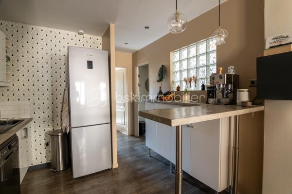 Situé au deuxième et dernier étage d'une petite copropriété, ce charmant duplex climatisé offre de beaux volumes avec une surface au sol de 83m² (68 m² loi Carrez) et séduira par son agencement fonctionnel et son atmosphère chaleureuse.

Au premier niveau, vous découvrirez une entrée ouvrant sur un agréable séjour avec cuisine ouverte, meublée et entièrement équipée. Cet espace de vie lumineux est complété par une chambre, une salle d'eau, un WC indépendant ainsi qu'une loggia idéale pour profiter d'un espace extérieur supplémentaire.

À l'étage, l'espace nuit se compose de deux chambres, dont une avec placard de rangement intégré, ainsi qu'une seconde salle d'eau avec wc.

Les prestations comprennent :

Climatisation
Double vitrage
Cuisine meublée et équipée
Loggia
Faibles charges de copropriété : seulement 35 € par mois

Ce duplex est idéal pour une famille, un premier achat ou un investissement locatif.

Pour plus d'informations ou organiser une visite, n'hésitez pas à me contacter.