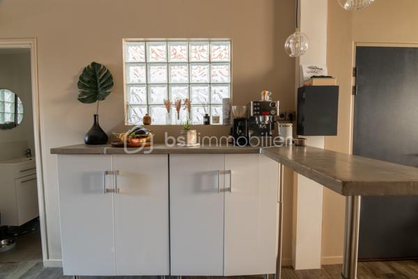 Situé au deuxième et dernier étage d'une petite copropriété, ce charmant duplex climatisé offre de beaux volumes avec une surface au sol de 83m² (68 m² loi Carrez) et séduira par son agencement fonctionnel et son atmosphère chaleureuse.

Au premier niveau, vous découvrirez une entrée ouvrant sur un agréable séjour avec cuisine ouverte, meublée et entièrement équipée. Cet espace de vie lumineux est complété par une chambre, une salle d'eau, un WC indépendant ainsi qu'une loggia idéale pour profiter d'un espace extérieur supplémentaire.

À l'étage, l'espace nuit se compose de deux chambres, dont une avec placard de rangement intégré, ainsi qu'une seconde salle d'eau avec wc.

Les prestations comprennent :

Climatisation
Double vitrage
Cuisine meublée et équipée
Loggia
Faibles charges de copropriété : seulement 35 € par mois

Ce duplex est idéal pour une famille, un premier achat ou un investissement locatif.

Pour plus d'informations ou organiser une visite, n'hésitez pas à me contacter.