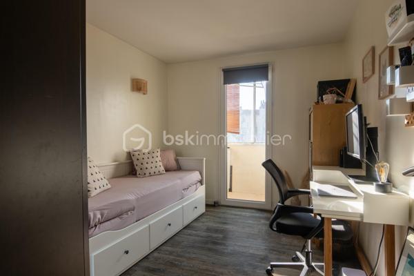 Situé au deuxième et dernier étage d'une petite copropriété, ce charmant duplex climatisé offre de beaux volumes avec une surface au sol de 83m² (68 m² loi Carrez) et séduira par son agencement fonctionnel et son atmosphère chaleureuse.

Au premier niveau, vous découvrirez une entrée ouvrant sur un agréable séjour avec cuisine ouverte, meublée et entièrement équipée. Cet espace de vie lumineux est complété par une chambre, une salle d'eau, un WC indépendant ainsi qu'une loggia idéale pour profiter d'un espace extérieur supplémentaire.

À l'étage, l'espace nuit se compose de deux chambres, dont une avec placard de rangement intégré, ainsi qu'une seconde salle d'eau avec wc.

Les prestations comprennent :

Climatisation
Double vitrage
Cuisine meublée et équipée
Loggia
Faibles charges de copropriété : seulement 35 € par mois

Ce duplex est idéal pour une famille, un premier achat ou un investissement locatif.

Pour plus d'informations ou organiser une visite, n'hésitez pas à me contacter.