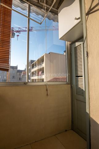 Situé au deuxième et dernier étage d'une petite copropriété, ce charmant duplex climatisé offre de beaux volumes avec une surface au sol de 83m² (68 m² loi Carrez) et séduira par son agencement fonctionnel et son atmosphère chaleureuse.

Au premier niveau, vous découvrirez une entrée ouvrant sur un agréable séjour avec cuisine ouverte, meublée et entièrement équipée. Cet espace de vie lumineux est complété par une chambre, une salle d'eau, un WC indépendant ainsi qu'une loggia idéale pour profiter d'un espace extérieur supplémentaire.

À l'étage, l'espace nuit se compose de deux chambres, dont une avec placard de rangement intégré, ainsi qu'une seconde salle d'eau avec wc.

Les prestations comprennent :

Climatisation
Double vitrage
Cuisine meublée et équipée
Loggia
Faibles charges de copropriété : seulement 35 € par mois

Ce duplex est idéal pour une famille, un premier achat ou un investissement locatif.

Pour plus d'informations ou organiser une visite, n'hésitez pas à me contacter.