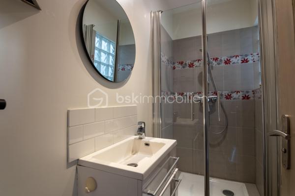 Situé au deuxième et dernier étage d'une petite copropriété, ce charmant duplex climatisé offre de beaux volumes avec une surface au sol de 83m² (68 m² loi Carrez) et séduira par son agencement fonctionnel et son atmosphère chaleureuse.

Au premier niveau, vous découvrirez une entrée ouvrant sur un agréable séjour avec cuisine ouverte, meublée et entièrement équipée. Cet espace de vie lumineux est complété par une chambre, une salle d'eau, un WC indépendant ainsi qu'une loggia idéale pour profiter d'un espace extérieur supplémentaire.

À l'étage, l'espace nuit se compose de deux chambres, dont une avec placard de rangement intégré, ainsi qu'une seconde salle d'eau avec wc.

Les prestations comprennent :

Climatisation
Double vitrage
Cuisine meublée et équipée
Loggia
Faibles charges de copropriété : seulement 35 € par mois

Ce duplex est idéal pour une famille, un premier achat ou un investissement locatif.

Pour plus d'informations ou organiser une visite, n'hésitez pas à me contacter.