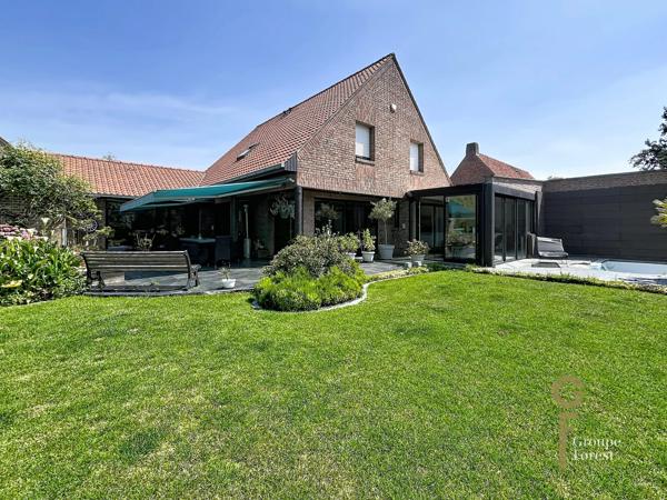Maison aux grands volumes avec véranda, piscine et magnifique jardin