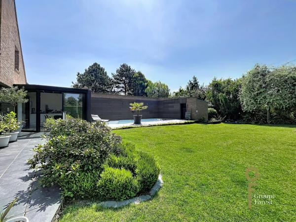 Maison aux grands volumes avec véranda, piscine et magnifique jardin