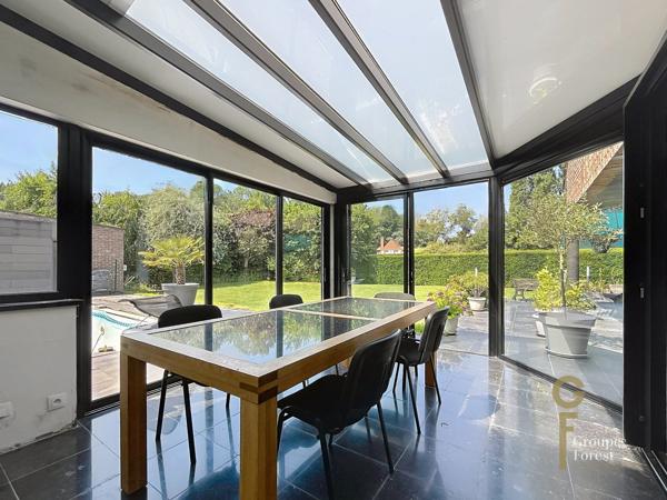 Maison aux grands volumes avec véranda, piscine et magnifique jardin