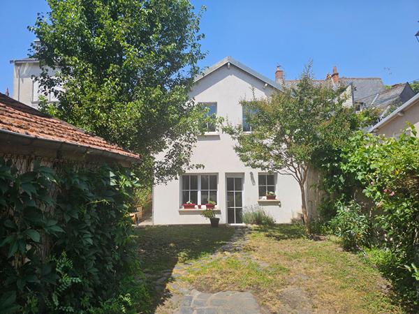 Maison de caractère avec jardin et stationnement 133 m2. Quartier Paul Bert à Tours