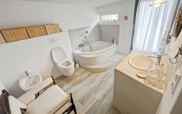 Maison à vendre    6 pièces •  Uzès