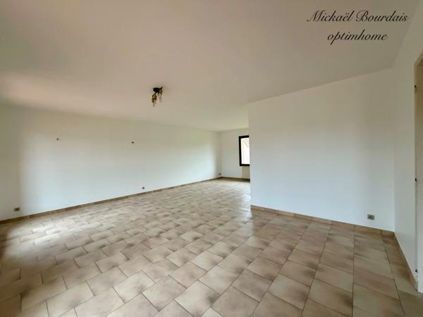 Maison sur sous-sol – 2 chambres – Environnement calme – 1000 m2 de Terrain clos