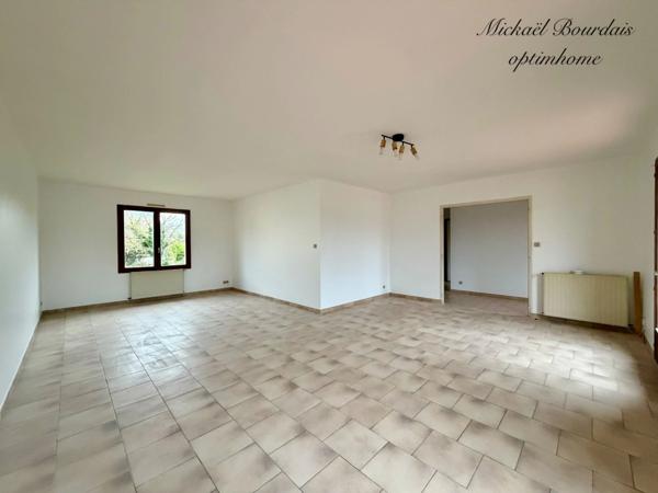 Maison sur sous-sol – 2 chambres – Environnement calme – 1000 m2 de Terrain clos