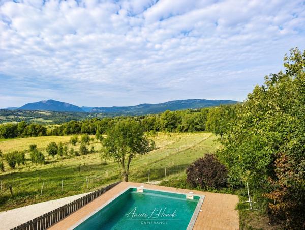 PROPRIÉTÉ D’EXCEPTION – PRÈS DE 300 m² – 2,7 HECTARES – INSTALLATIONS EQUESTRES - LOGEMENTS INDEPENDANTS