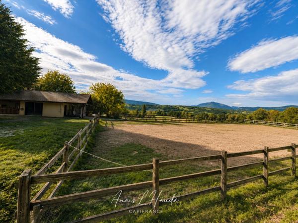 PROPRIÉTÉ D’EXCEPTION – PRÈS DE 300 m² – 2,7 HECTARES – INSTALLATIONS EQUESTRES - LOGEMENTS INDEPENDANTS