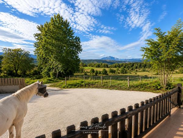 PROPRIÉTÉ D’EXCEPTION – PRÈS DE 300 m² – 2,7 HECTARES – INSTALLATIONS EQUESTRES - LOGEMENTS INDEPENDANTS