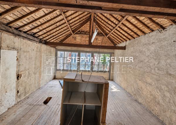 Entrepot / Bureau à Rehabiliter