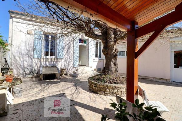 Maison de ville de 159 m2 sur 2 niveaux avec beau jardin paysager - atelier attenant - garage et dépendance