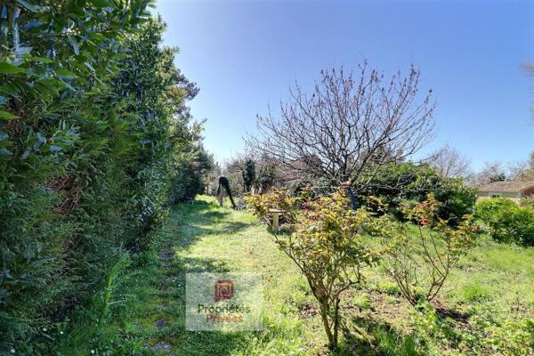 Maison de ville de 159 m2 sur 2 niveaux avec beau jardin paysager - atelier attenant - garage et dépendance