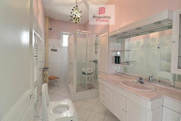 Maison de ville de 159 m2 sur 2 niveaux avec beau jardin paysager - atelier attenant - garage et dépendance