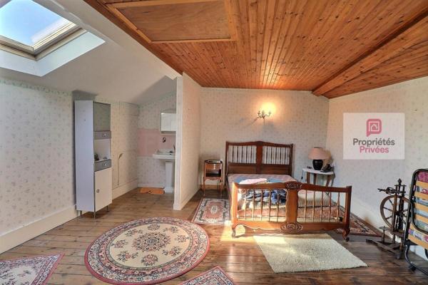 Maison de ville de 159 m2 sur 2 niveaux avec beau jardin paysager - atelier attenant - garage et dépendance