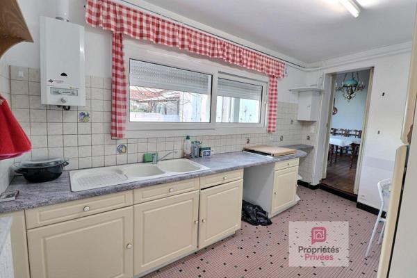 Maison de ville de 159 m2 sur 2 niveaux avec beau jardin paysager - atelier attenant - garage et dépendance