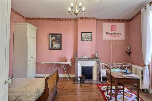 Maison de ville de 159 m2 sur 2 niveaux avec beau jardin paysager - atelier attenant - garage et dépendance
