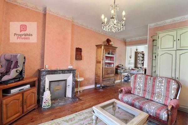 Maison de ville de 159 m2 sur 2 niveaux avec beau jardin paysager - atelier attenant - garage et dépendance