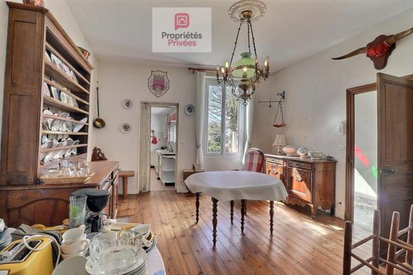 Maison de ville de 159 m2 sur 2 niveaux avec beau jardin paysager - atelier attenant - garage et dépendance