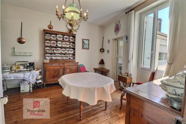 Maison de ville de 159 m2 sur 2 niveaux avec beau jardin paysager - atelier attenant - garage et dépendance