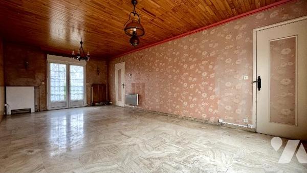 Maison de village à rénover avec garage