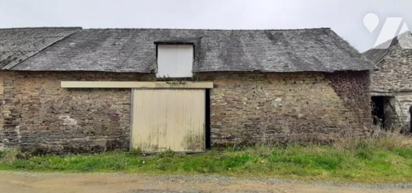 Rdc: Pièce à vivre, W.C., buanderie
1er étage : sdb, 2ch
2ème étage : 2 ch
Grange et terrain en face